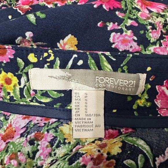 🌺 Beautiful flowers printed long skirt side zipper excellent condition. - Picture 2 of 8